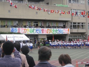 小学校の運動会へ